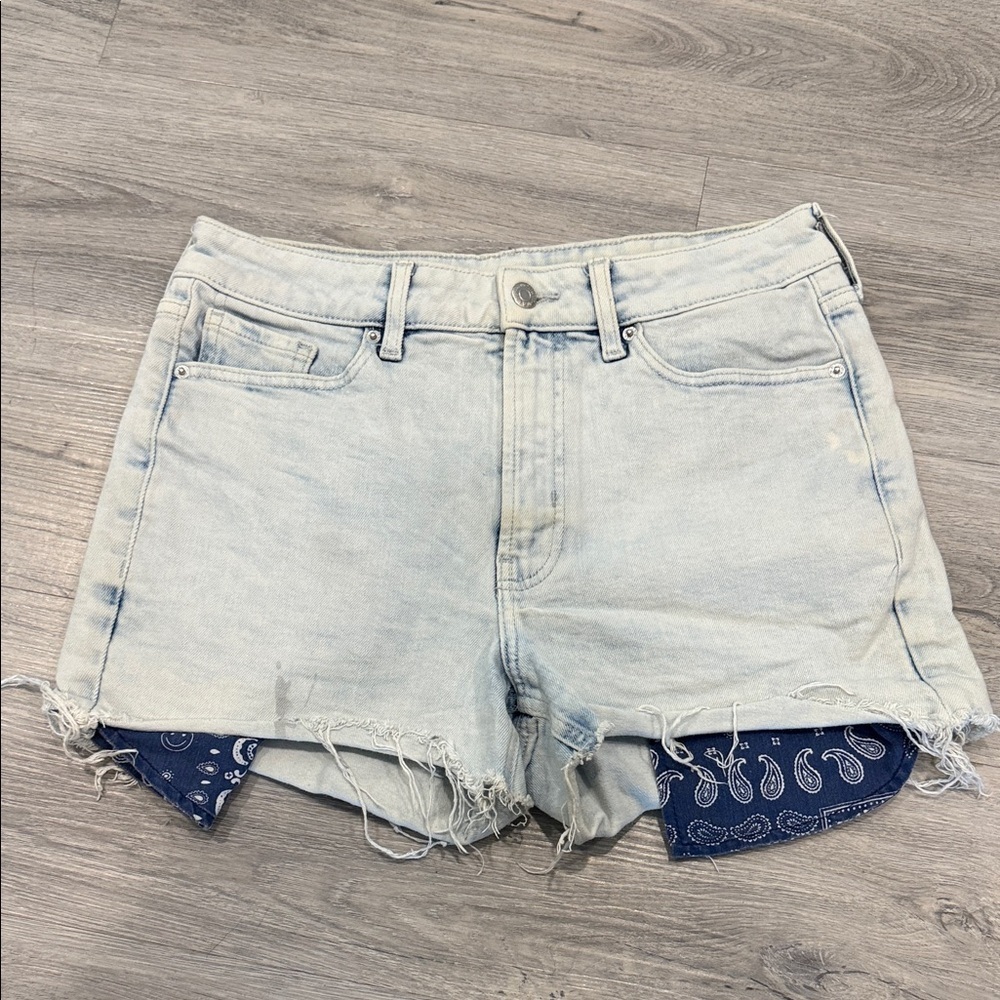 Old Navy Light Wash Denim Shorts with Bandana Accent size 10
